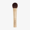 Der Big Powder Brush hat einen goldenen Griff, weiche braune Borsten und das NABLA-Logo auf dem Griff.