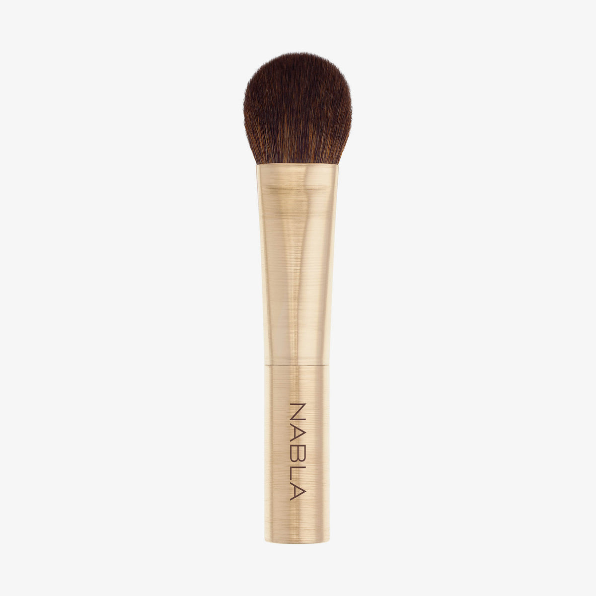 Der Big Powder Brush hat einen goldenen Griff, weiche braune Borsten und das NABLA-Logo auf dem Griff.