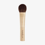 Der Big Powder Brush hat einen goldenen Griff, weiche braune Borsten und das NABLA-Logo auf dem Griff.