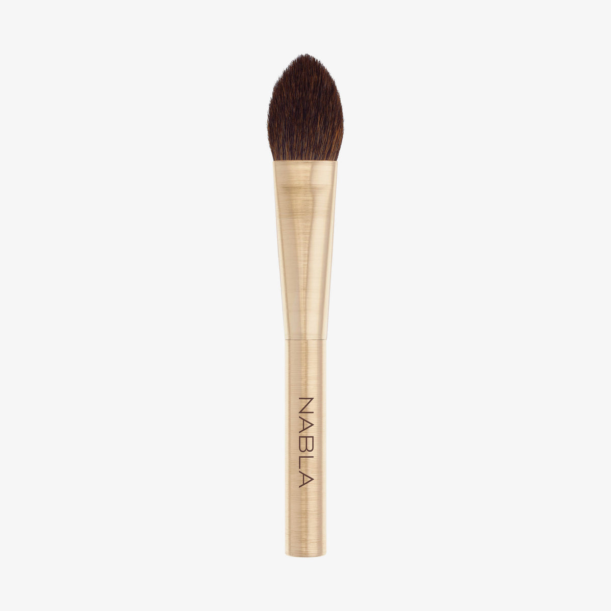 Der Präzisionspuderpinsel verfügt über einen goldenen Griff mit der Aufschrift „NABLA“ und weiche, spitz zulaufende braune Borsten für ein makelloses Auftragen von Make-up.