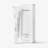Eine Tube De-Bloat Soothing Eye Serum steht neben der Schachtel auf einer weißen Fläche.