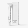 Die Tube P.I.E Acne Red Spot Fading Treatment steht neben der Verpackung.