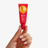 Eine Hand hält eine rote Tube Bondi Sands Lip Balm SPF 50+ Juicy Watermelon vor weißem Hintergrund