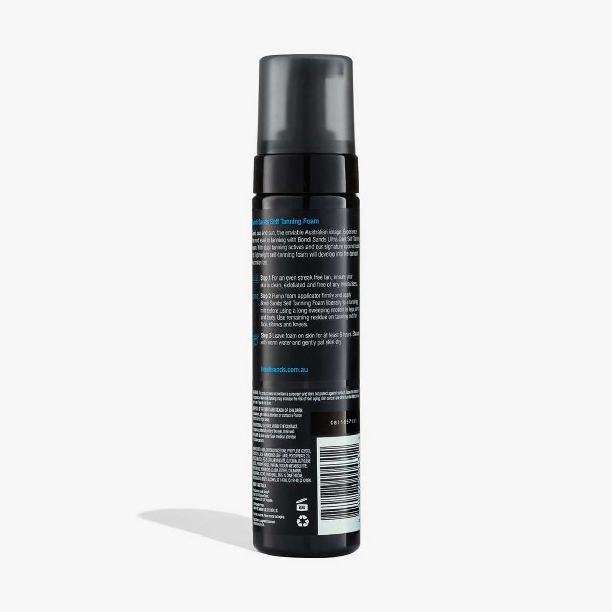 Eine schwarze Flasche Self Tanning Foam Ultra Dark mit Text und Barcode auf dem Rückenetikett