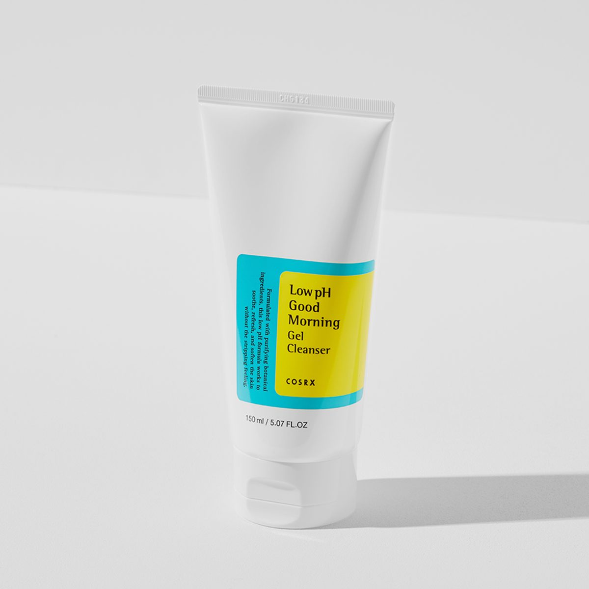 Eine weiße Tube Low-pH Good Morning Gel Cleanser steht auf einer weißen Oberfläche und wirft einen Schatten.