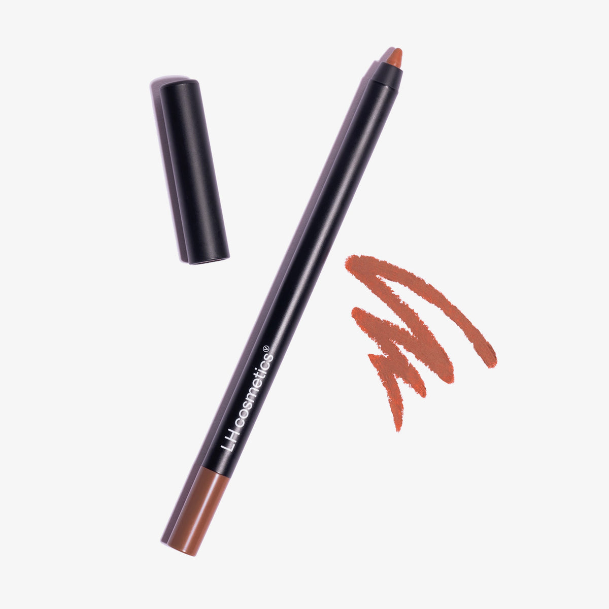 Offener Crayon Lipliner und Make-up-Stift in der Farbe Sepia von LH Cosmetic neben einer braun-orangen Kritzelei auf weißem Hintergrund.