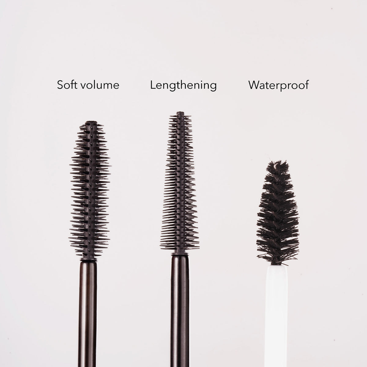Die drei Bürstenvarianten der LH Cosmetics Mascaras – Soft Volume mit kurzen, dichten Gummiborsten, Lengthening mit langen, feinen Gummiborsten, Waterproof mit kurzer Spiralbürste.
