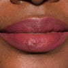 Nahaufnahme der Lippen einer Frau mit dunklem Teint, die den Crayon Lipliner Nugget von LH Cosmetics trägt.