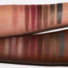 Zwei Arme in unterschiedlichen Hauttönen mit schimmernden und matten Farbtönen aus der LH Cosmetics Reload Palette.