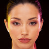 Nahaufnahme einer Frau mit glatter Haut, natürlichem Make-up und dichten Wimpern, die die Big and Thick Lashes von Mesauda Beauty trägt, vor einem dunklen Hintergrund.