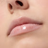Nahaufnahme von Lippen die mit dem Gloss Matrix Lipgloss von Mesauda Beauty geschminkt sind. Farbe:
101 Glazed
