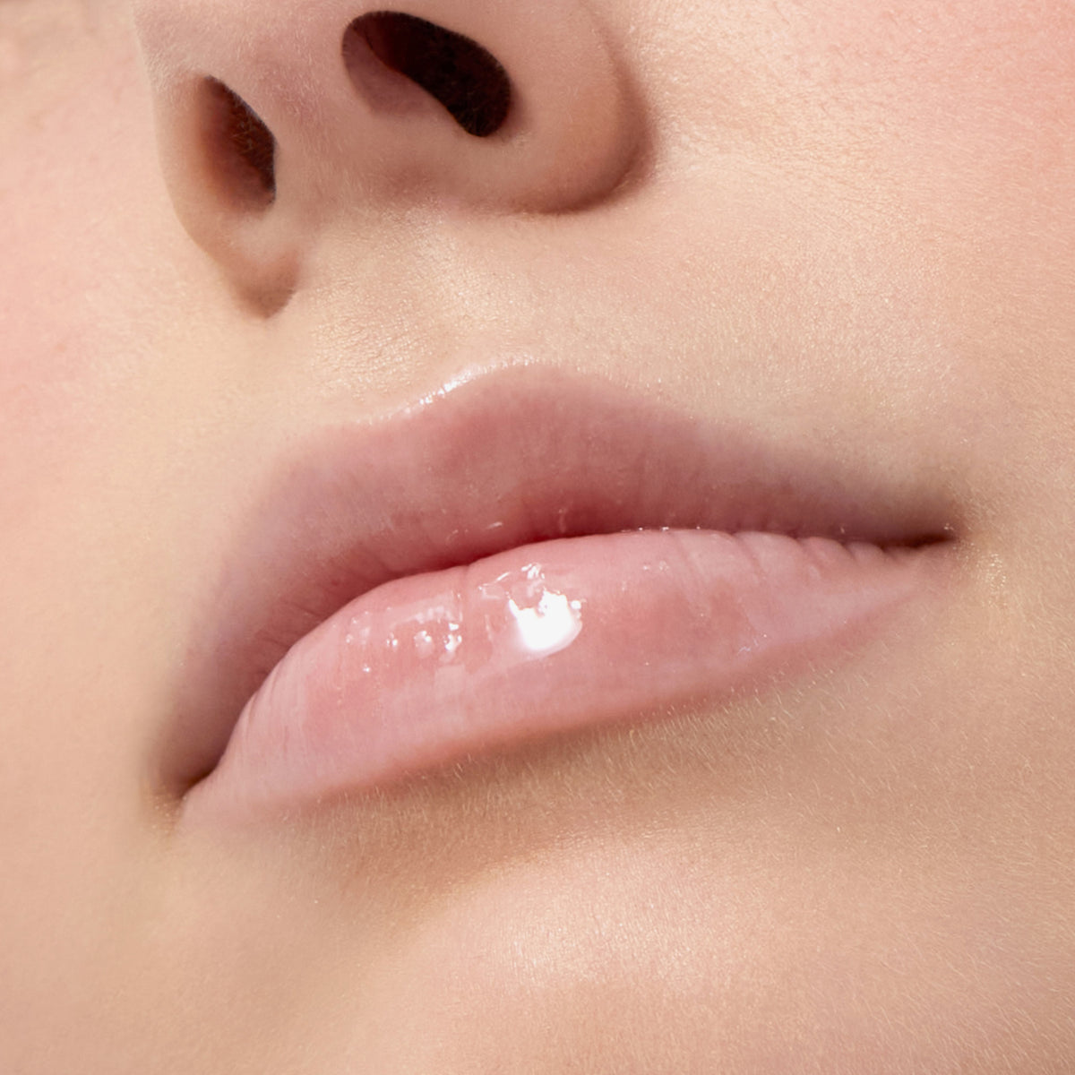 Nahaufnahme von Lippen die mit dem Gloss Matrix Lipgloss von Mesauda Beauty geschminkt sind. Farbe:
101 Glazed