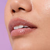 Nahaufnahme von Lippen die mit dem Gloss Matrix Lipgloss von Mesauda Beauty geschminkt sind. Farbe:
103 Candy Girl