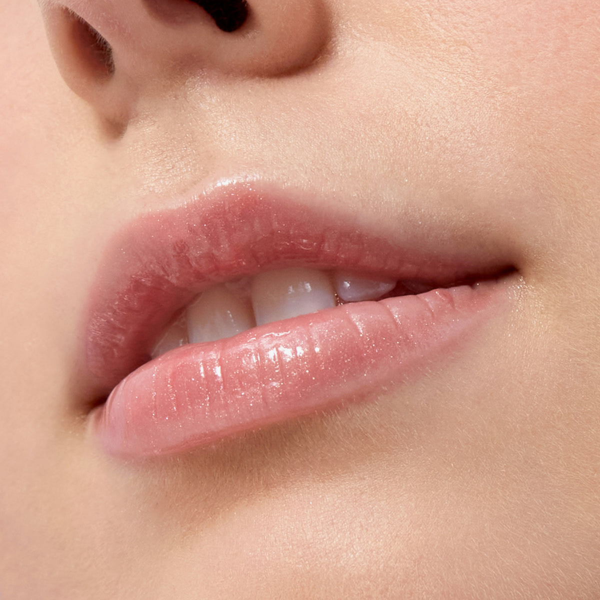 Nahaufnahme von Lippen die mit dem Gloss Matrix Lipgloss von Mesauda Beauty geschminkt sind. Farbe:
104 Honey Love