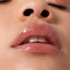Nahaufnahme von Lippen die mit dem Gloss Matrix Lipgloss von Mesauda Beauty geschminkt sind. Farbe:
Nude Affairs