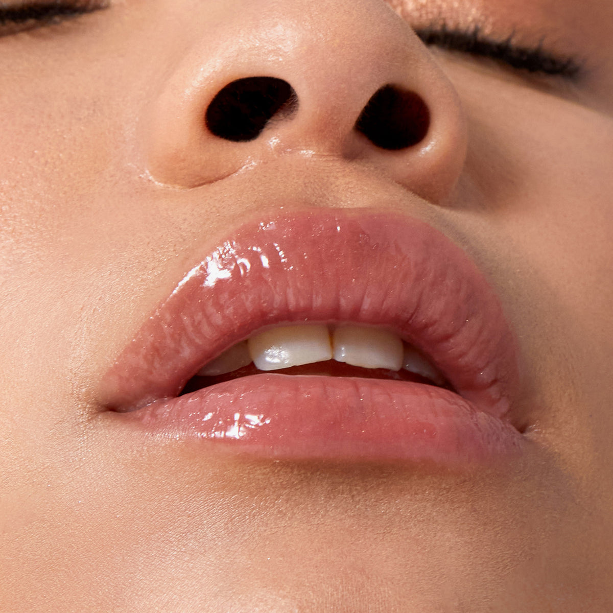 Nahaufnahme von Lippen die mit dem Gloss Matrix Lipgloss von Mesauda Beauty geschminkt sind. Farbe:
Nude Affairs
