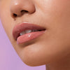 Nahaufnahme von Lippen die mit dem Gloss Matrix Lipgloss von Mesauda Beauty geschminkt sind. Farbe:
107 Sweet Cuddle