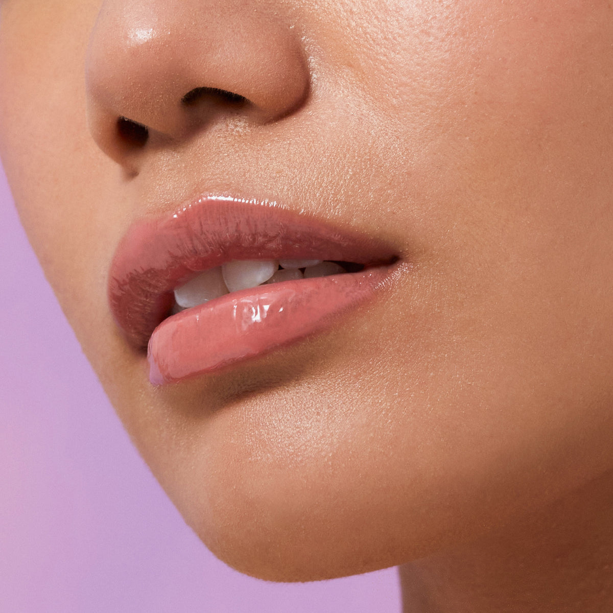 Nahaufnahme von Lippen die mit dem Gloss Matrix Lipgloss von Mesauda Beauty geschminkt sind. Farbe:
107 Sweet Cuddle
