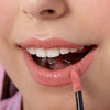 Nahaufnahme von Lippen die mit dem Gloss Matrix Lipgloss von Mesauda Beauty geschminkt sind. Farbe:
4Ever Peach