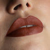Nahaufnahme von Lippen die mit dem Sublimatte Matte Liquid Lipstick von Mesauda Beauty geschminkt sind. Farbe: 203 Magnificent