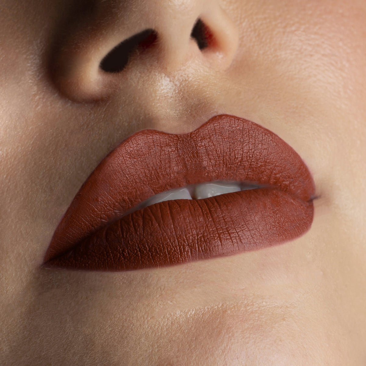 Nahaufnahme von Lippen die mit dem Sublimatte Matte Liquid Lipstick von Mesauda Beauty geschminkt sind. Farbe: 203 Magnificent