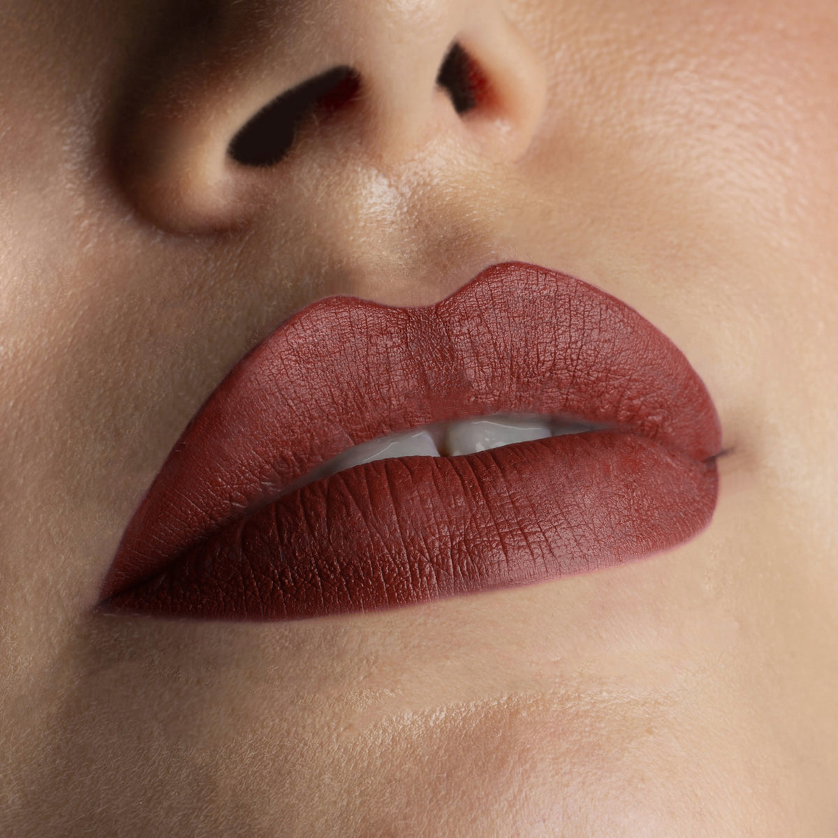 Nahaufnahme von Lippen die mit dem Sublimatte Matte Liquid Lipstick von Mesauda Beauty geschminkt sind. Farbe: 205 Seductive
