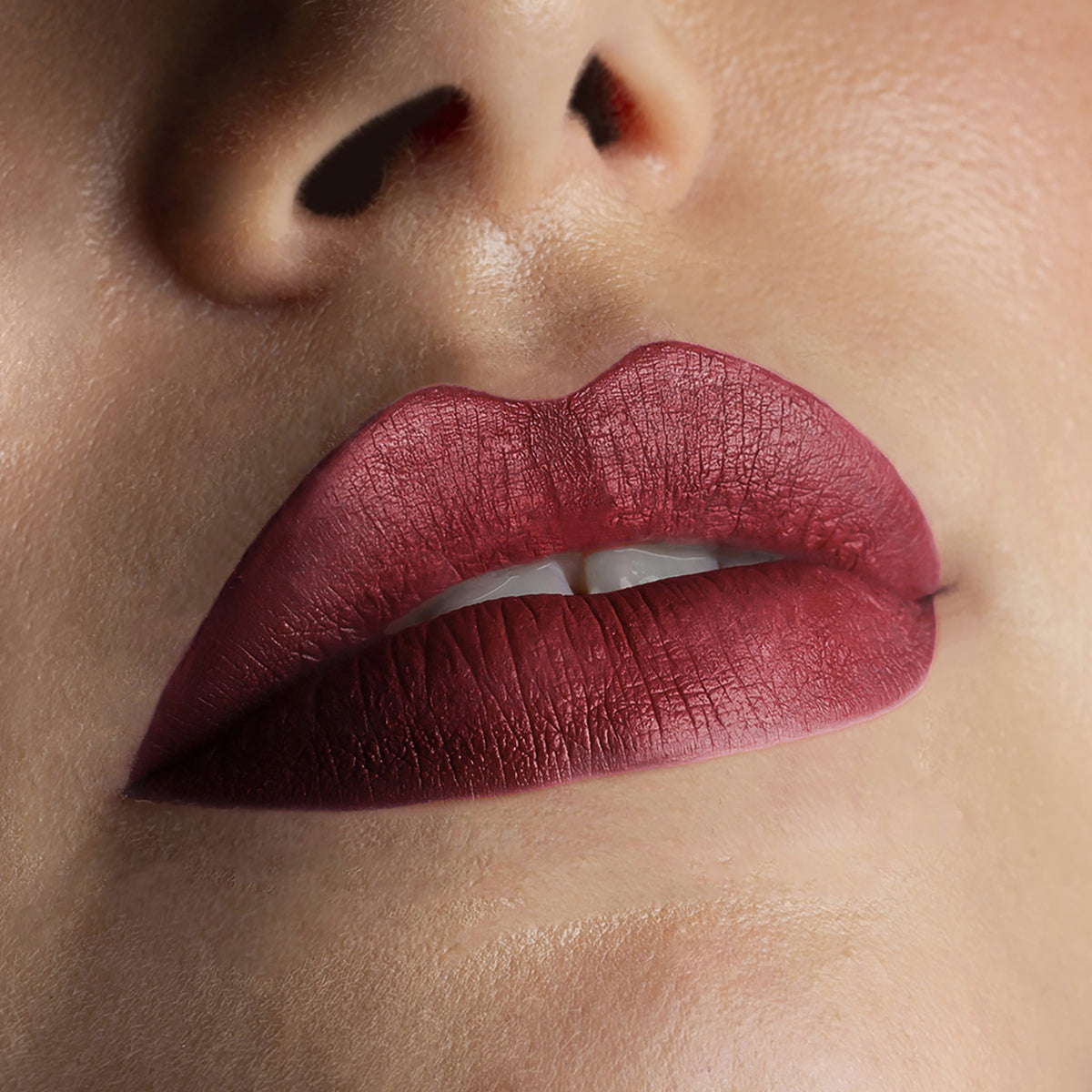 Nahaufnahme von Lippen die mit dem Sublimatte Matte Liquid Lipstick von Mesauda Beauty geschminkt sind. Farbe: 206 Absolute