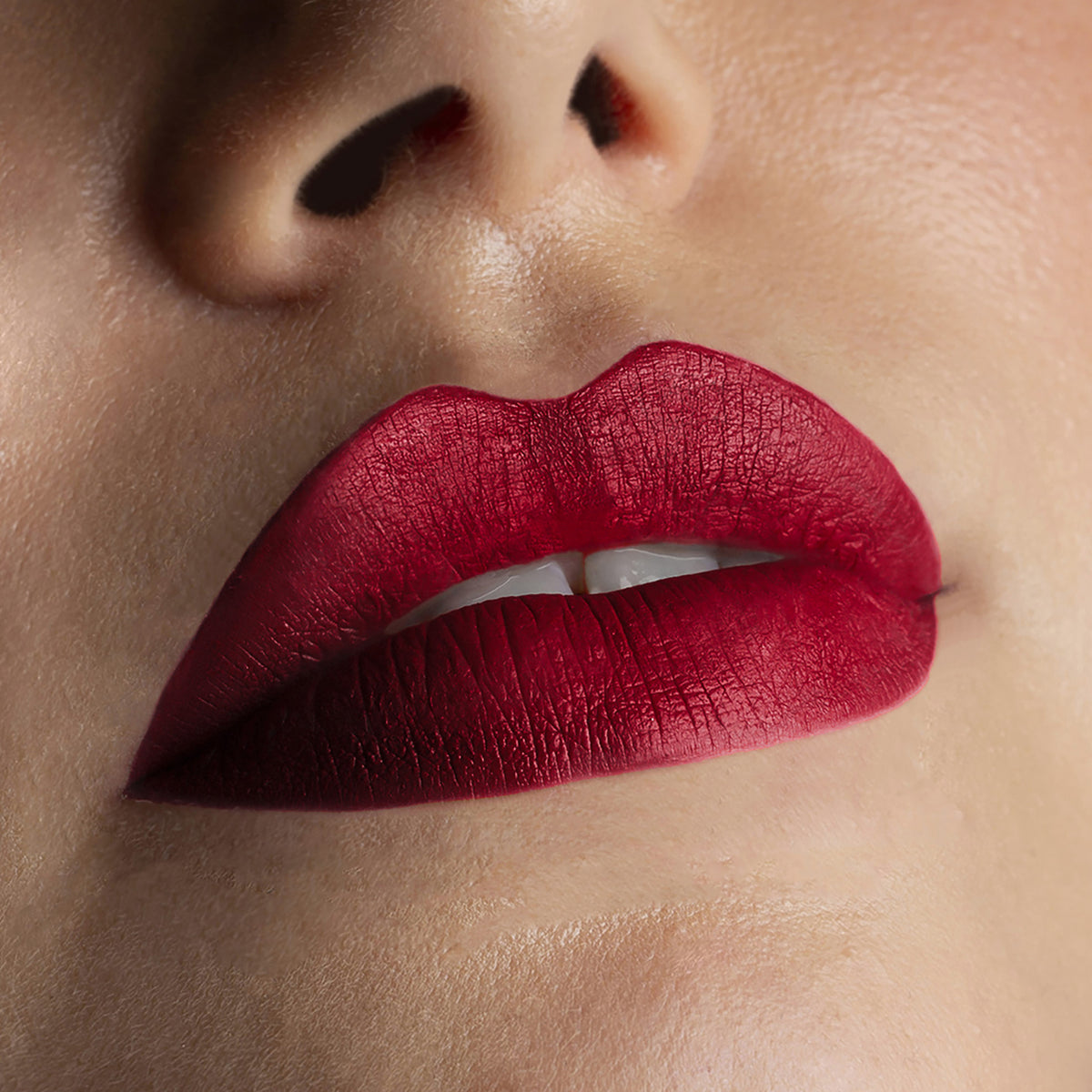 Nahaufnahme von Lippen die mit dem Sublimatte Matte Liquid Lipstick von Mesauda Beauty geschminkt sind. Farbe: 207 Greatness