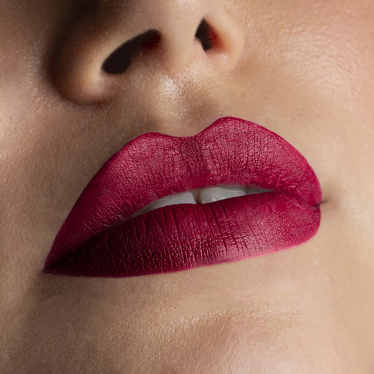 Nahaufnahme von Lippen die mit dem Sublimatte Matte Liquid Lipstick von Mesauda Beauty geschminkt sind. Farbe: 209 Sublime