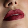Nahaufnahme von Lippen die mit dem Sublimatte Matte Liquid Lipstick von Mesauda Beauty geschminkt sind. Farbe: 210 Intense