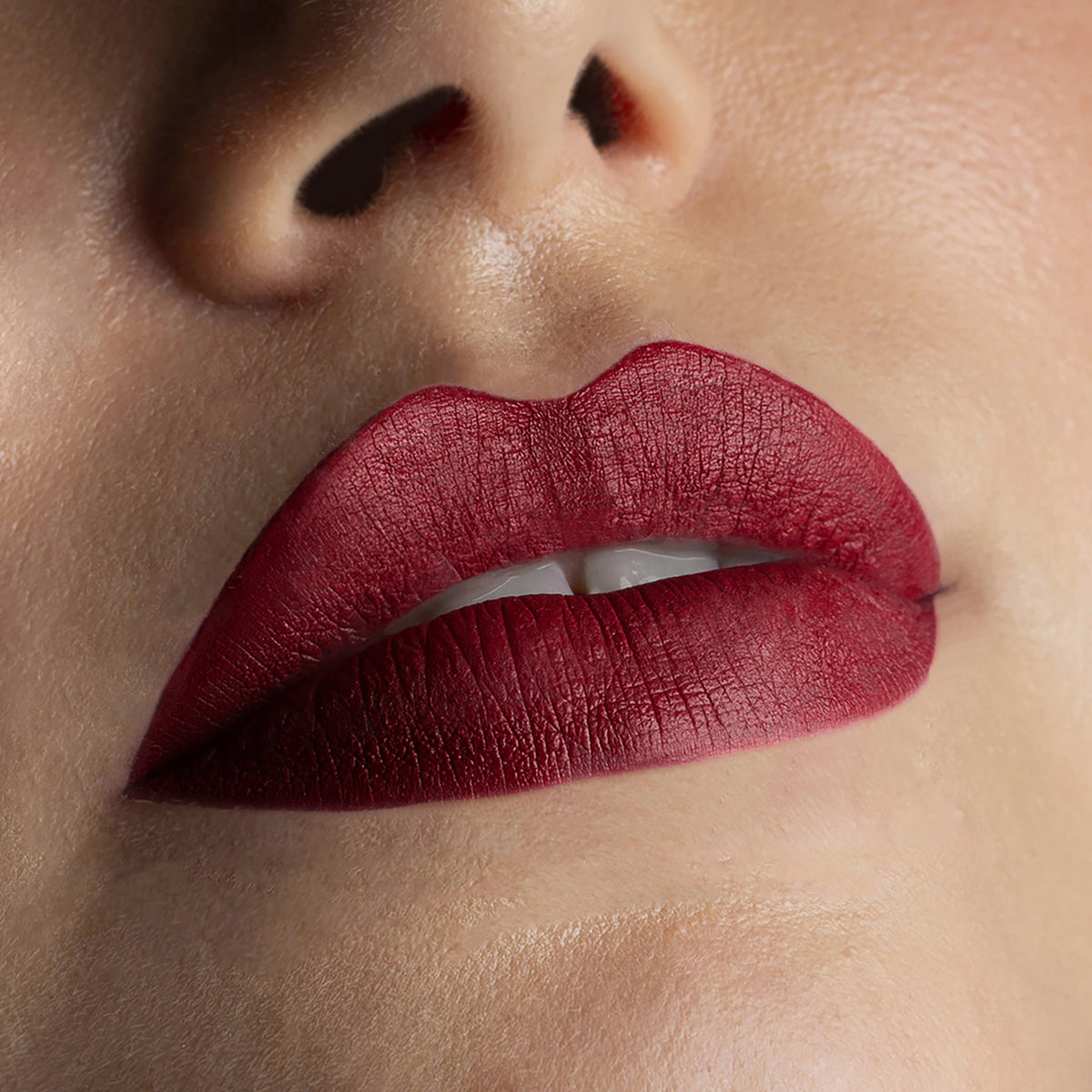 Nahaufnahme von Lippen die mit dem Sublimatte Matte Liquid Lipstick von Mesauda Beauty geschminkt sind. Farbe: 210 Intense