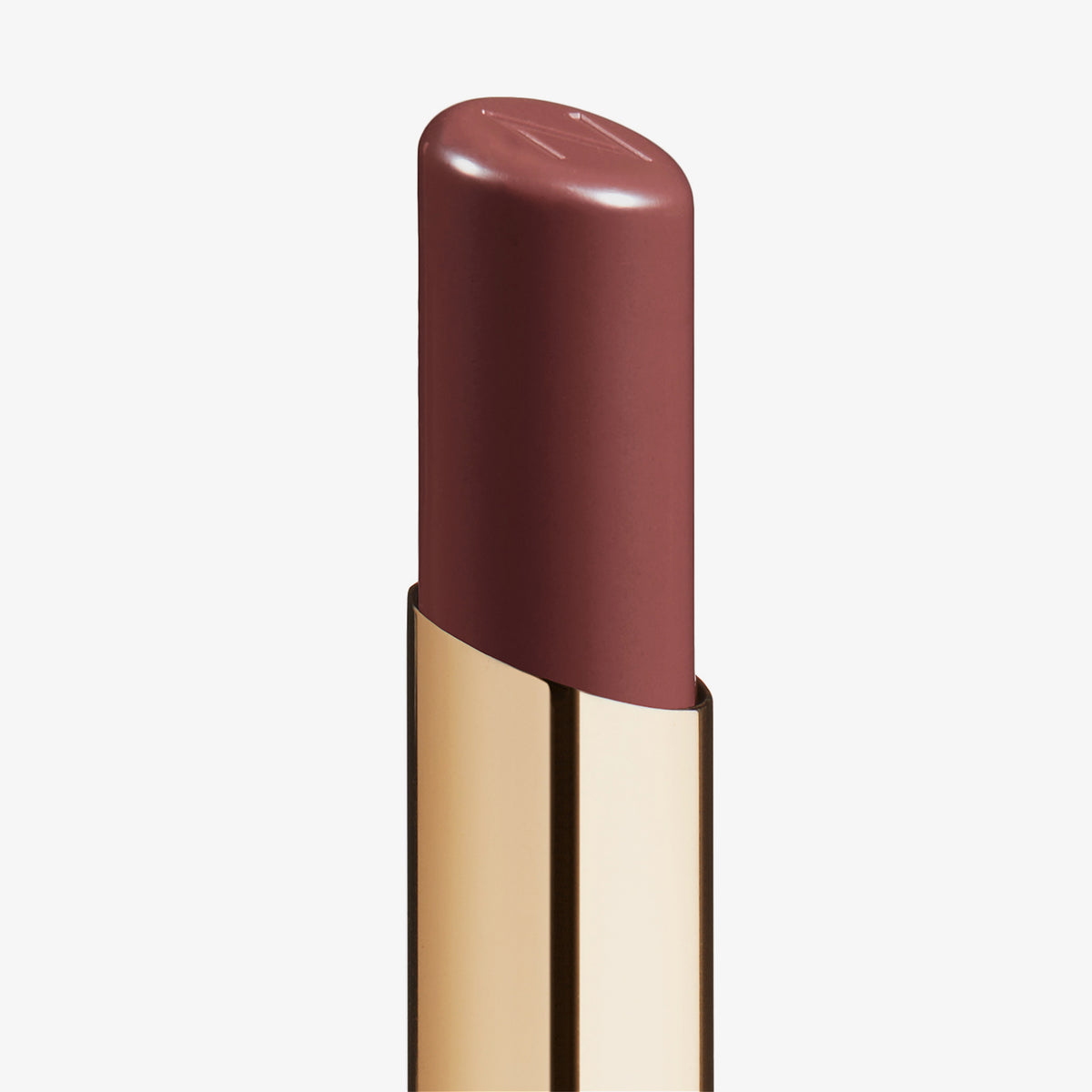 Eine Nahaufnahme des Beyond Jelly Lipstick in der Farbe Ardor in einer glänzenden goldenen Hülse vor weißem Hintergrund.