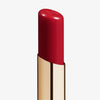 Eine Nahaufnahme des Beyond Jelly Lipstick in der Farbe Red Sapphire in einer glänzenden goldenen Hülse vor weißem Hintergrund.