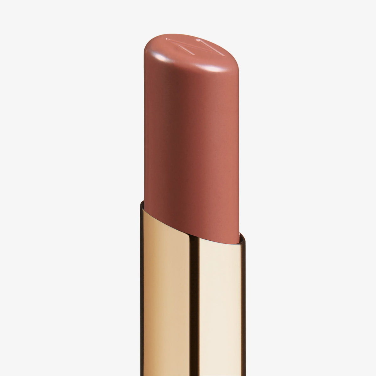 Eine Nahaufnahme des Beyond Jelly Lipstick in der Farbe Sublime in einer glänzenden goldenen Hülse vor weißem Hintergrund.