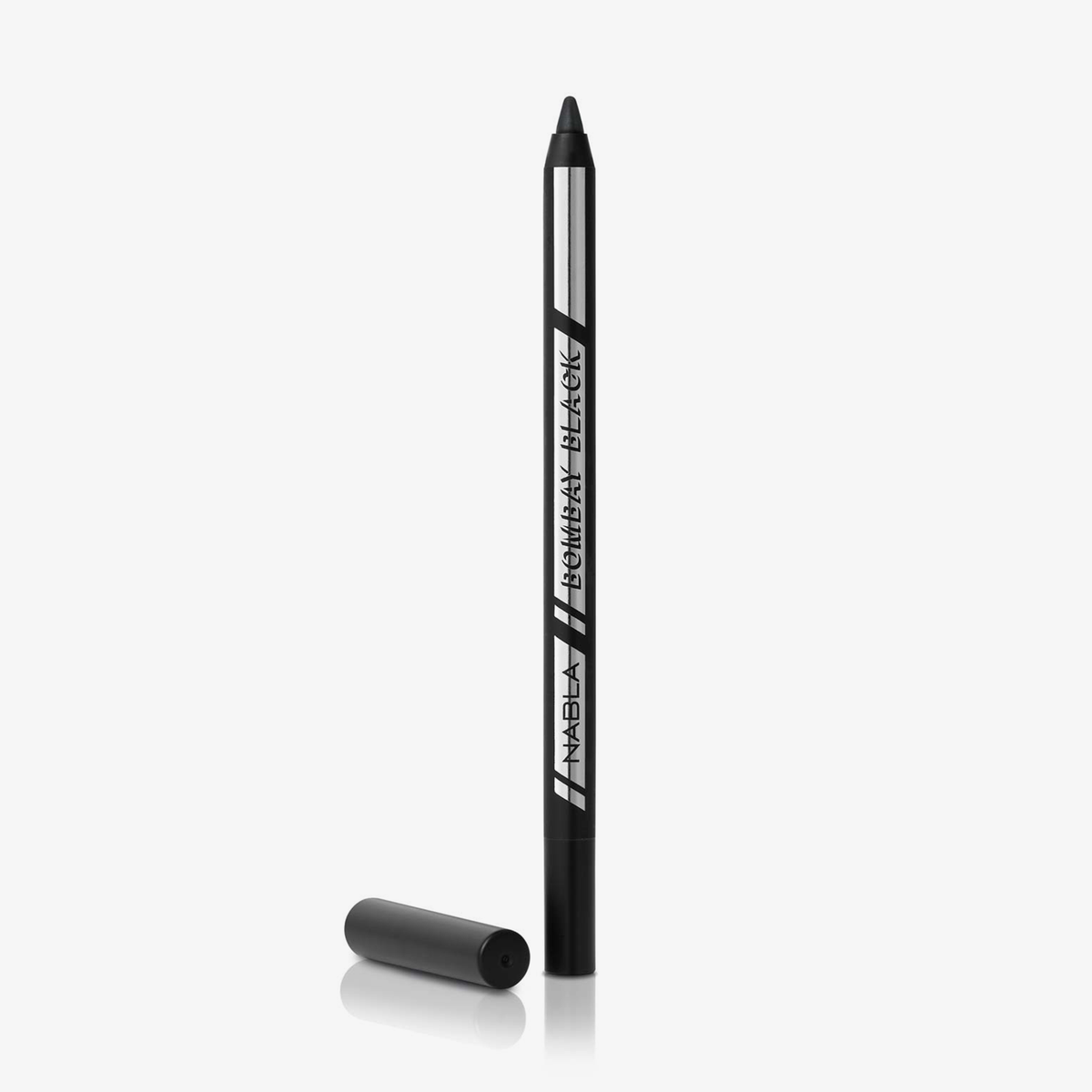 Der wasserfeste Bombay Black Eye Pencil ist auf einem weißen Hintergrund abgebildet, die Kappe ist abgenommen und daneben platziert.