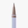 Detailansicht der Filzspitze des Brow Ambition Pens in der Farbe Ash Blonde, mit hellblauer Hülle vor weißem Hintergrund.