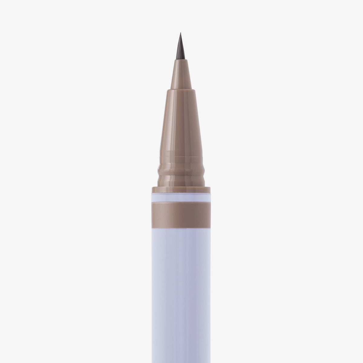 Detailansicht der Filzspitze des Brow Ambition Pens in der Farbe Ash Blonde, mit hellblauer Hülle vor weißem Hintergrund.