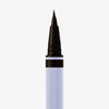 Detailansicht der Filzspitze des Brow Ambition Pens in der Farbe Black Brown, mit hellblauer Hülle vor weißem Hintergrund.