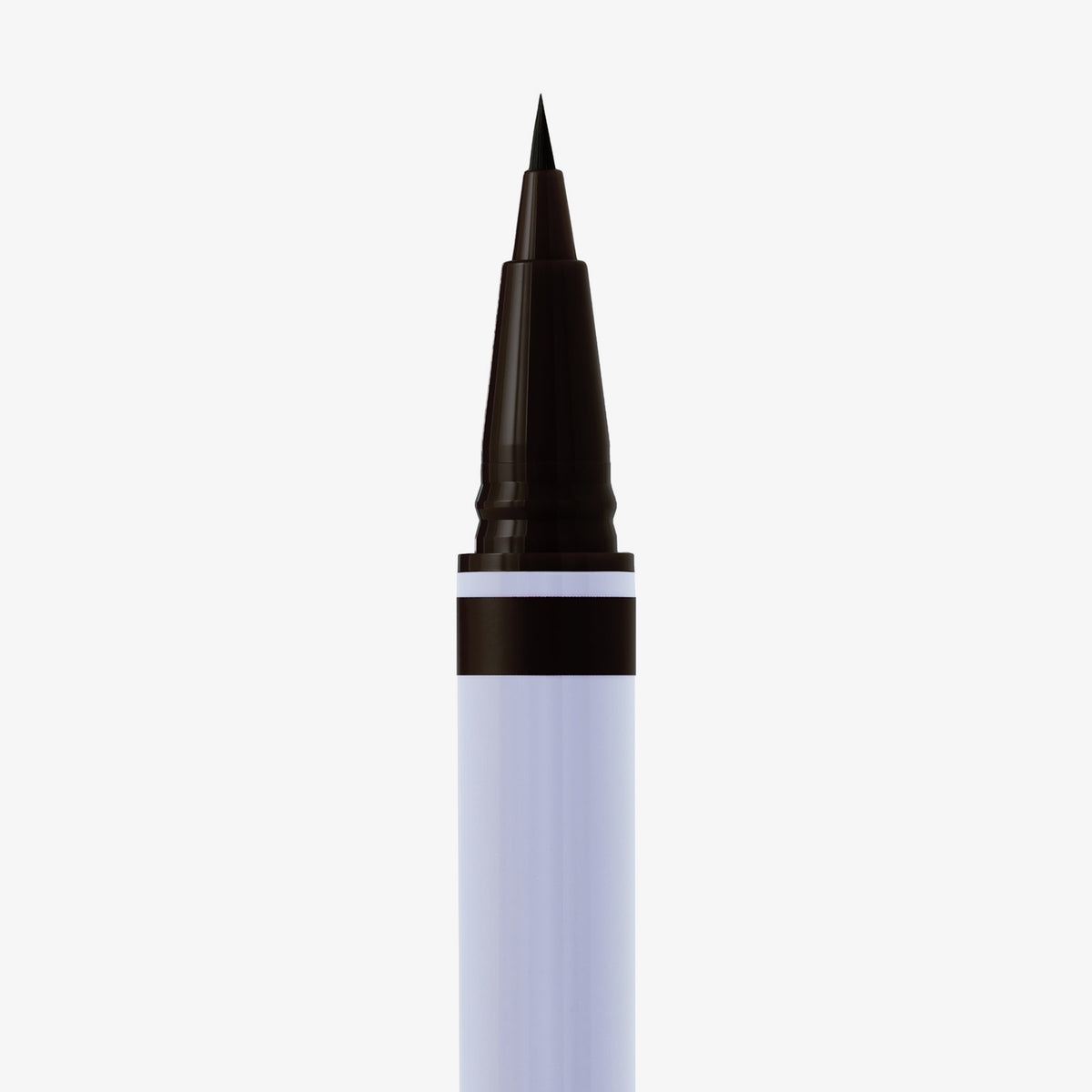 Detailansicht der Filzspitze des Brow Ambition Pens in der Farbe Black Brown, mit hellblauer Hülle vor weißem Hintergrund.