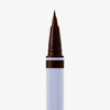 Detailansicht der Filzspitze des Brow Ambition Pens in der Farbe Natural Brown, mit hellblauer Hülle vor weißem Hintergrund.