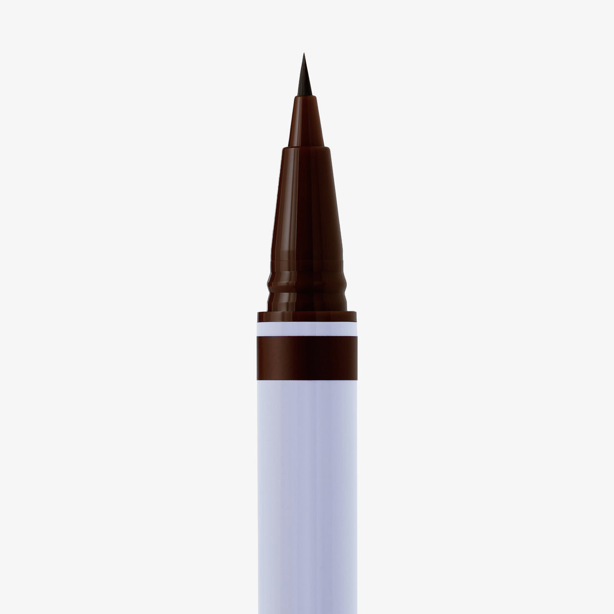 Detailansicht der Filzspitze des Brow Ambition Pens in der Farbe Natural Brown, mit hellblauer Hülle vor weißem Hintergrund.