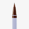 Detailansicht der Filzspitze des Brow Ambition Pens in der Farbe Warm Brown, mit hellblauer Hülle vor weißem Hintergrund.