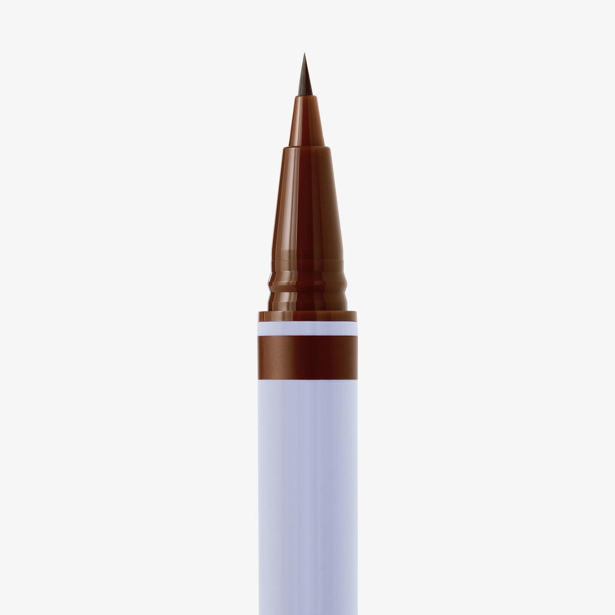 Detailansicht der Filzspitze des Brow Ambition Pens in der Farbe Warm Brown, mit hellblauer Hülle vor weißem Hintergrund.