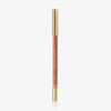 Ein NABLA Close-Up Lip Shaper Lippenkonturenstift in der Farbe Nude #1.5, einem hellen Rosaton mit kühlem Unterton, mit goldener Kappe, vor weißem Hintergrund.