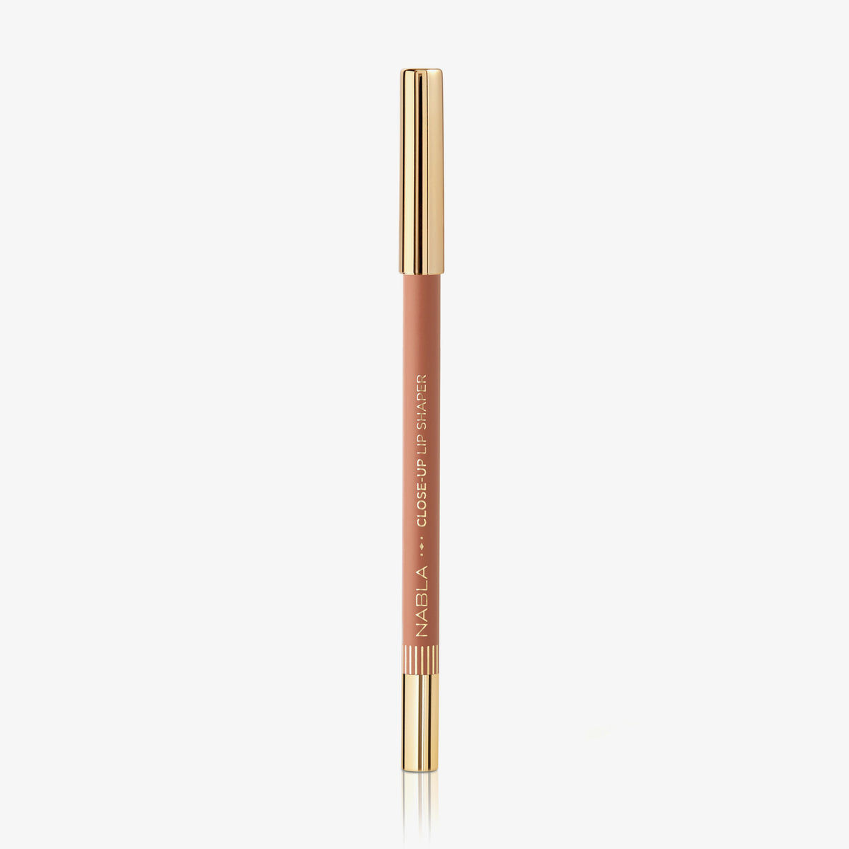 Ein NABLA Close-Up Lip Shaper Lippenkonturenstift in der Farbe Nude #1.5, einem hellen Rosaton mit kühlem Unterton, mit goldener Kappe, vor weißem Hintergrund.