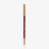 Ein rosafarbener NABLA Close-Up Lip Shaper Lippenkonturenstift mit goldener Kappe und goldener Beschriftung, senkrecht stehend vor weißem Hintergrund.