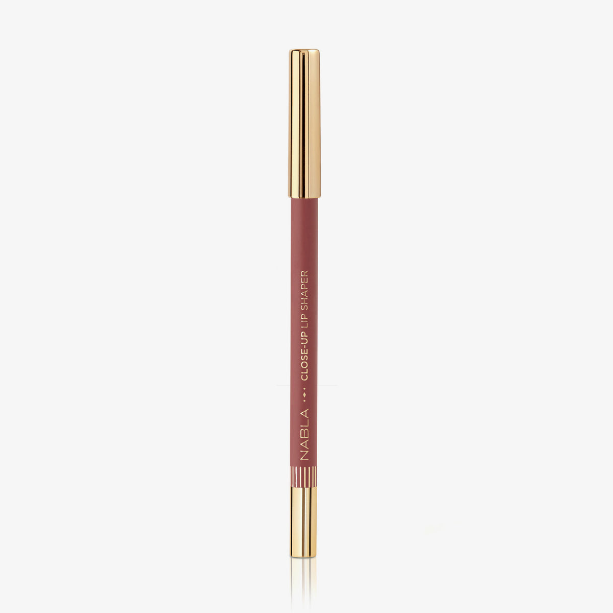 Ein rosafarbener NABLA Close-Up Lip Shaper Lippenkonturenstift mit goldener Kappe und goldener Beschriftung, senkrecht stehend vor weißem Hintergrund.