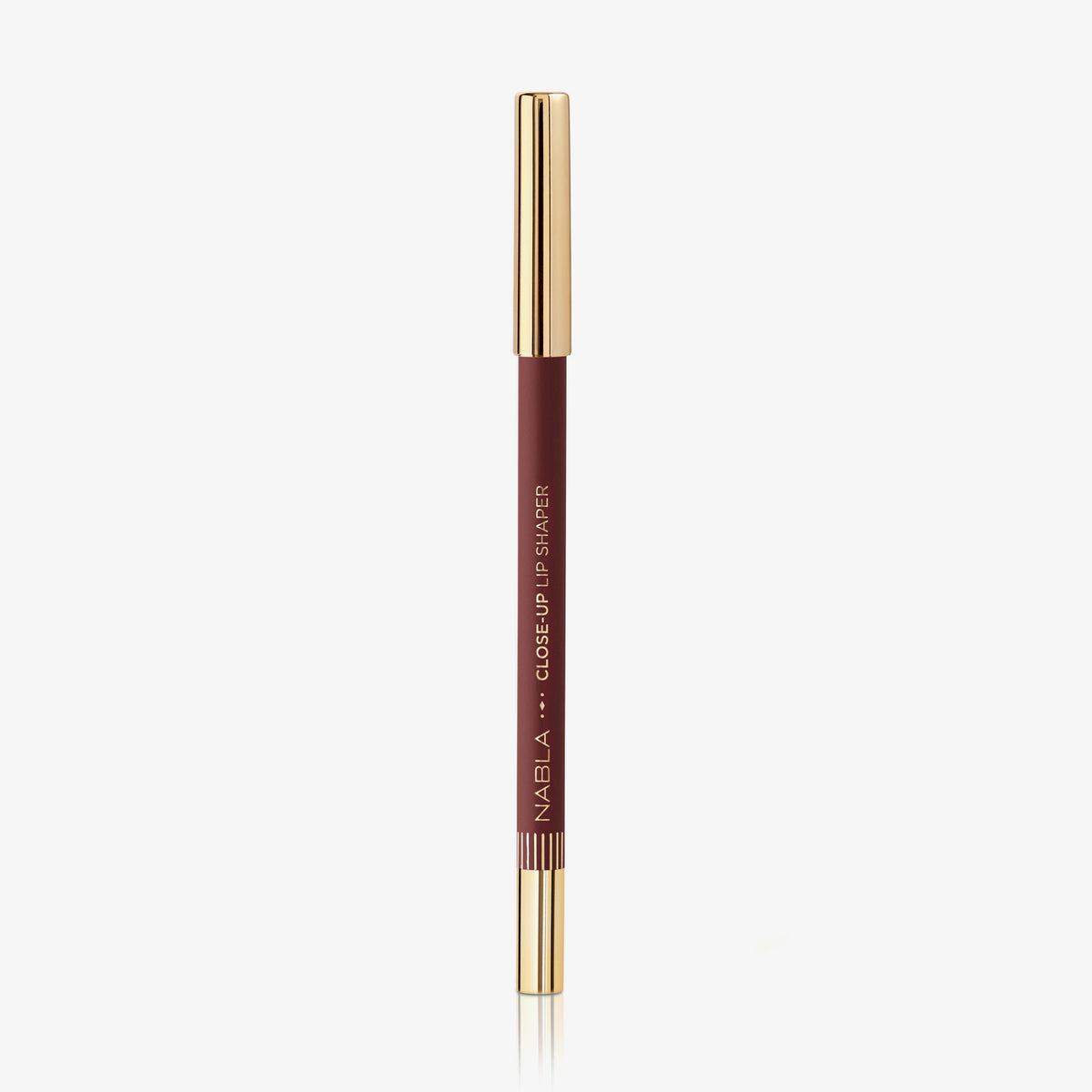 Ein NABLA Close-Up Lip Shaper Lippenkonturenstift in der Farbe Nude #5.5, einem dunklen Rot-Nude, mit goldener Kappe, vor weißem Hintergrund.