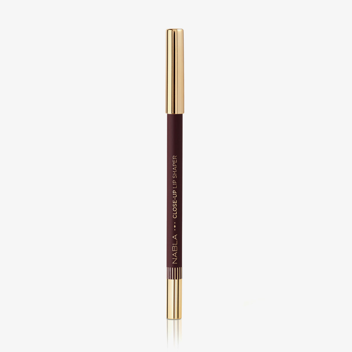 Ein NABLA Close-Up Lip Shaper Lippenkonturenstift in der Farbe Nude #6.5, einem tiefen, neutralen Braun, mit goldener Kappe, senkrecht stehend vor weißem Hintergrund.