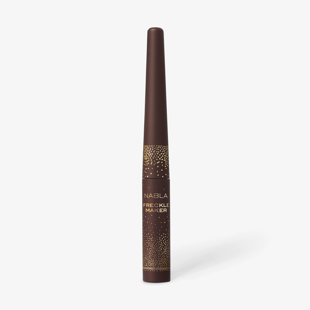 Eine braune Tube Freckle Maker mit goldenen Punktakzenten steht aufrecht auf einem weißen Hintergrund.